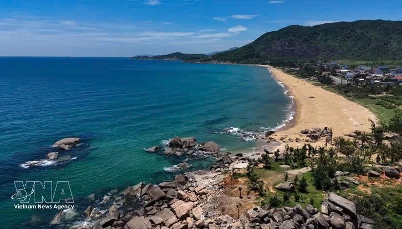 奇春海滩（河靖省）拥有漫长的海岸线、细腻的沙滩和原始的自然风光。