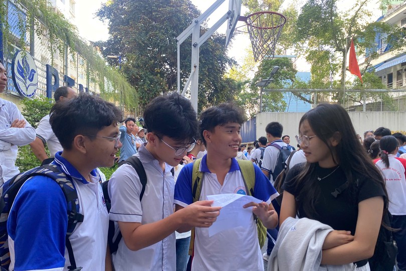 各位考生正在参加2026年4月举行的天赋普通学校十年级模拟招生考试。