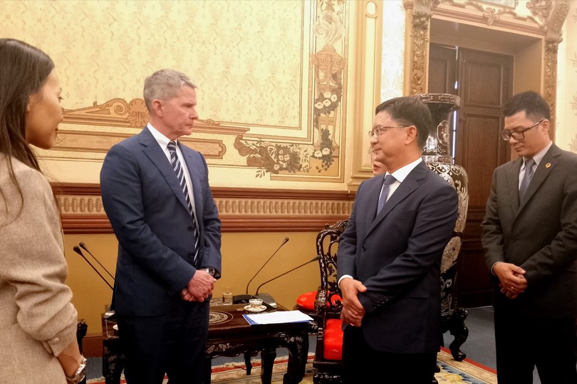 胡志明市人委会副主席阮孟强与CNN国际电视台高级执行副总裁菲尔·尼尔森交流。图：明珠