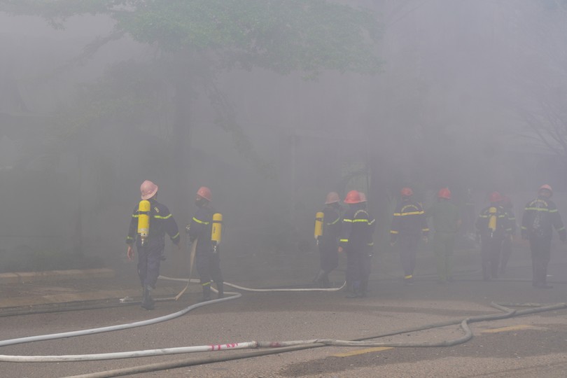 嘉莱省：大火吞噬厂房，多辆电动汽车被烧至仅剩车架