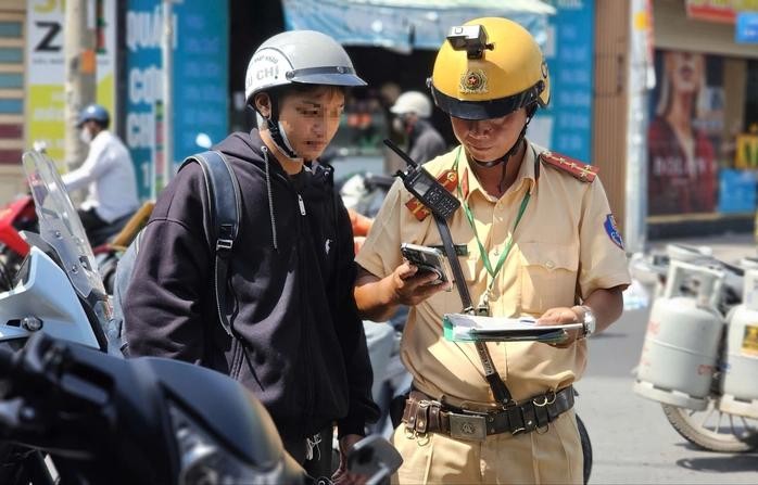 胡志明市交警力量加强对违反交规学生的查处力度。