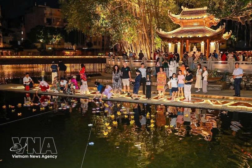 在“文庙-文湖放花灯之夜”活动中，放花灯活动吸引众多市民与游客参与。