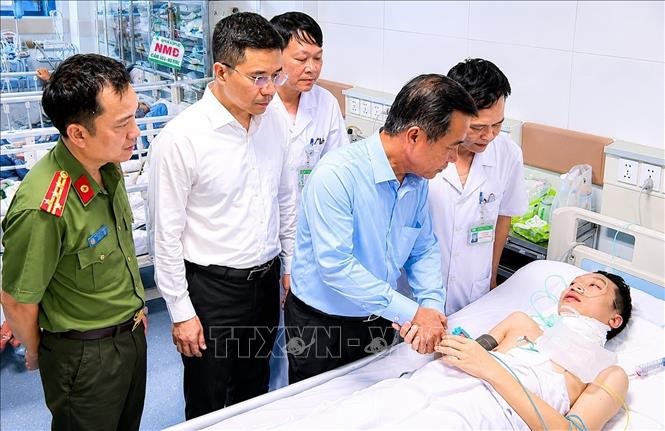 清化省省委书记黎德泰前往省全科医院探望并问候范玉庆中校。图：越通社