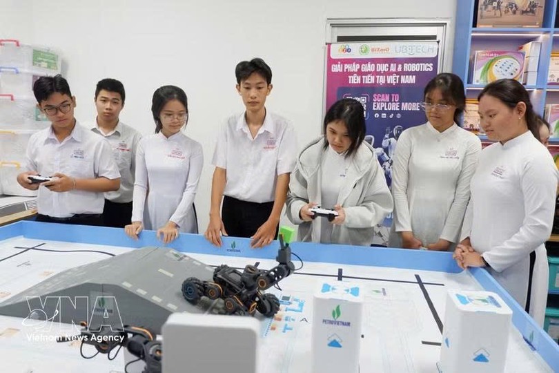 西宁省省新安高中学生在STEM教育实践实验室学习。
