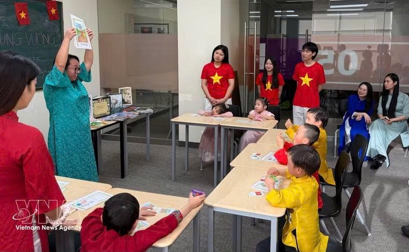 老师用生动的图片展示越南语。图自越通社