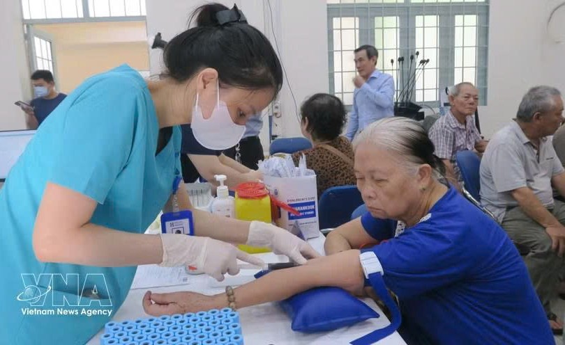 胡志明市平贵坊居民参加免费健康检查。图片来源：越通社