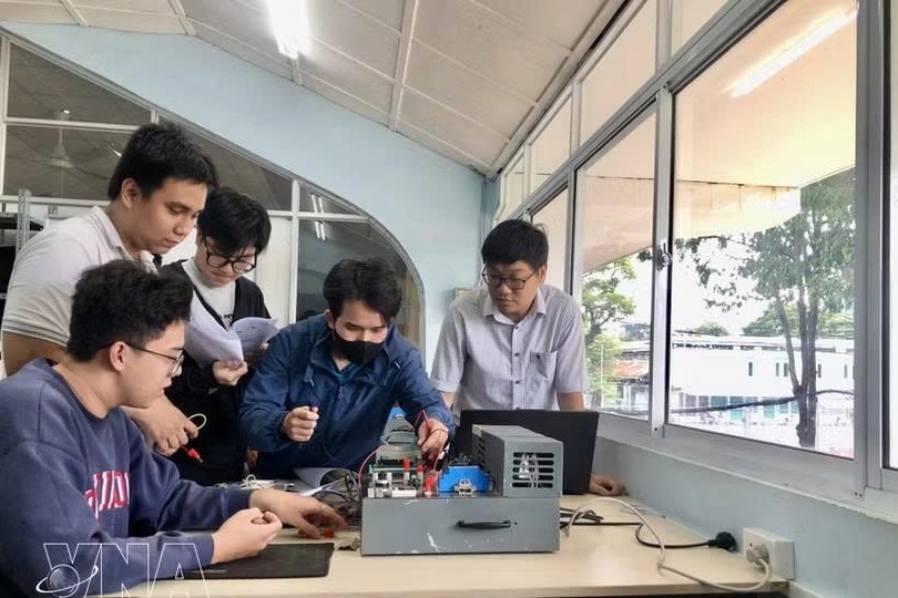 胡志明市国家大学理工大学学生应用高科技。图自越通社
