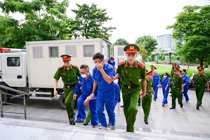 8月18日上午8时10分，各被告人被带入法庭。图：杜忠