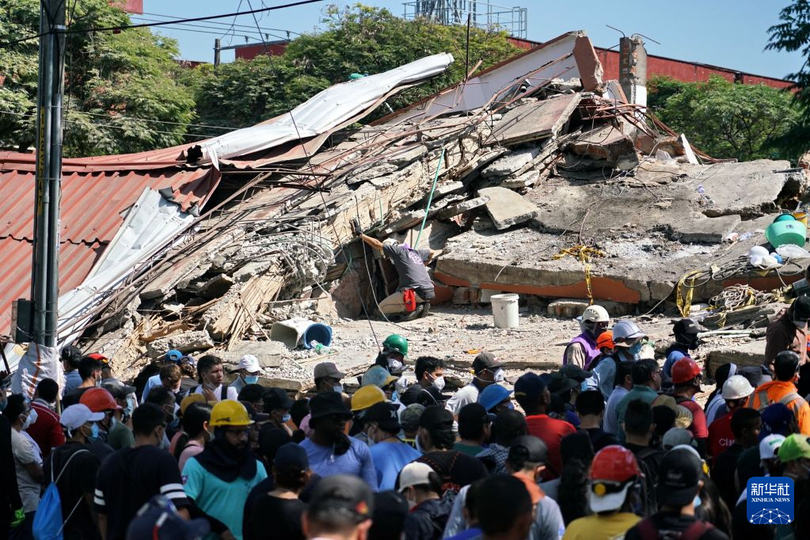 8月11日，在哥伦比亚西南部考卡山谷省首府卡利市，建筑物在地震中遭受严重破坏。新华社发