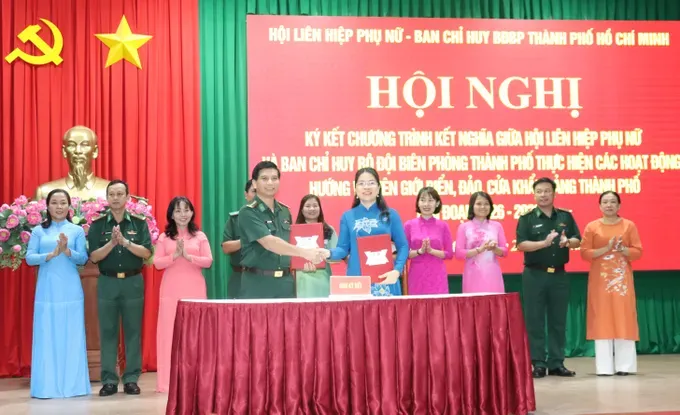 胡志明市妇联会与胡志明市边防部队指挥处举行了建立结对关系签署仪式。