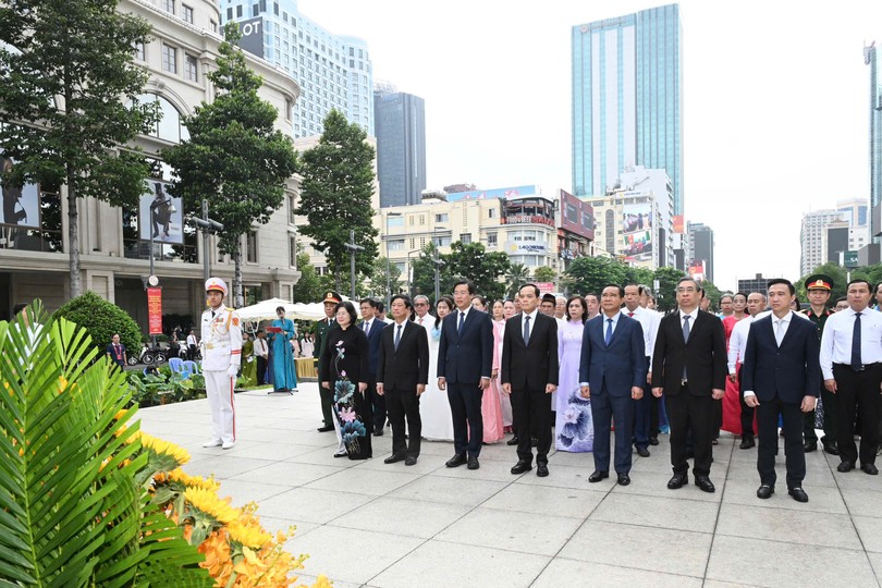 胡志明市市委、市人民议会、市人委会、市越南祖国阵线委员会代表团献花缅怀胡志明主席。图：越勇