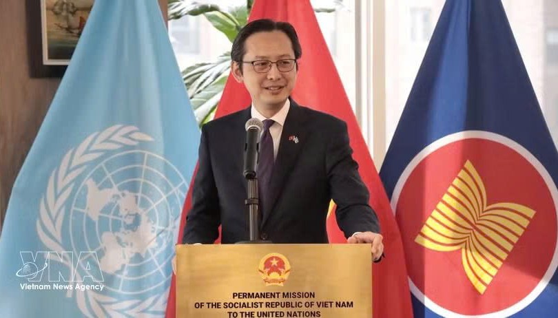 越南常驻联合国代表团团长杜雄越大使在纪念典礼上致辞。图自越通社