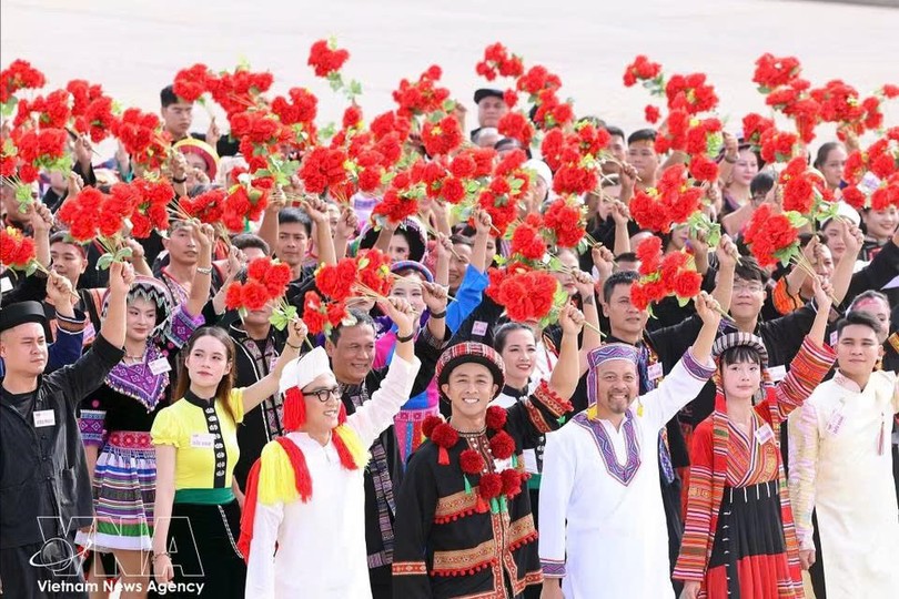 54个民族代表参加于2025年9月2日举行的庆祝越南八月革命胜利暨国庆8o周年的大型纪念活动、阅兵和游行仪式。图自越通社