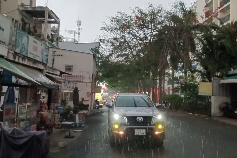 预报胡志明市将出现大雨和潮汛高涨。图：明海