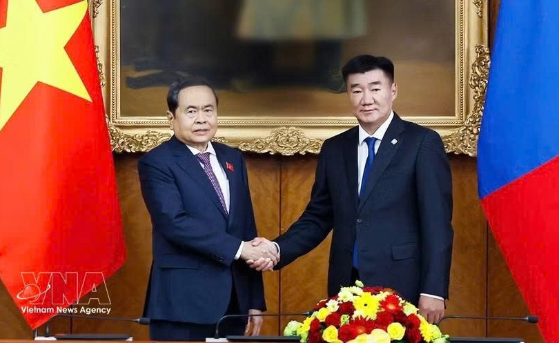 越南国会主席陈青敏与蒙古国家大呼拉尔主席桑达格·宾巴朝格特合影。图自越通社