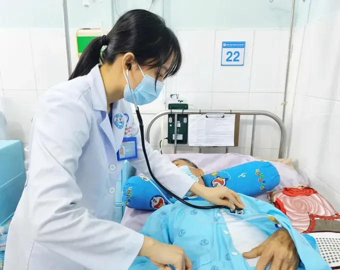 医生正在查视罹患出血性脑卒中的73岁患者。