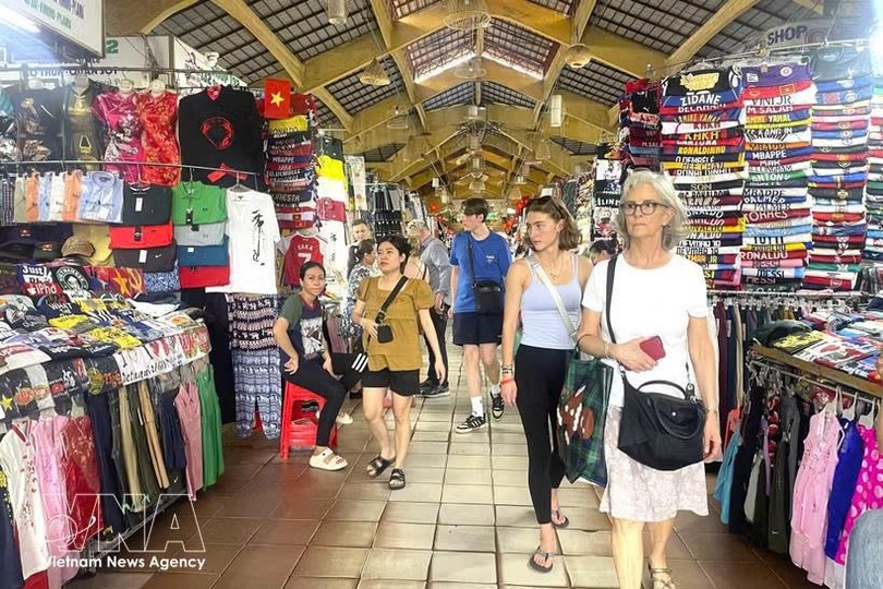 胡志明市滨城集市吸引众多国内外游客。图自越通社