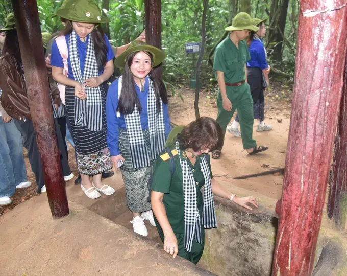 越南家庭与国际留学生参观古芝地道历史遗迹区。