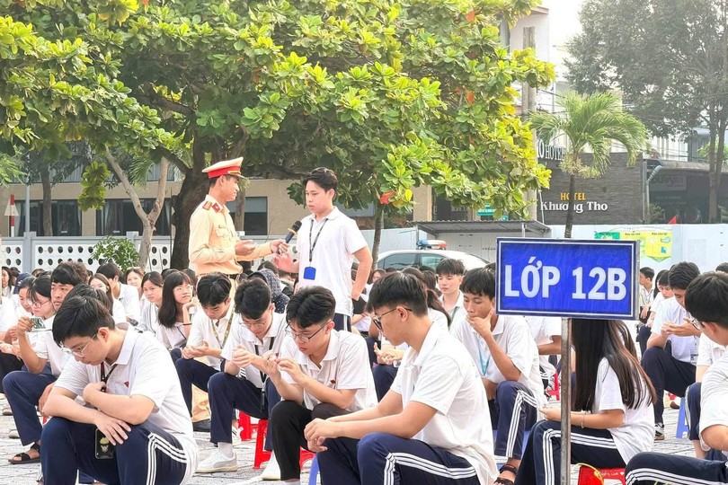 胡志明市学生探索了解关于遵守上学途中交通安全规定。