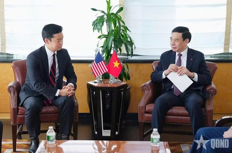 越南政府副总理、国防部长潘文江大将会见美国战争部助理部长约翰·诺。图自越通社