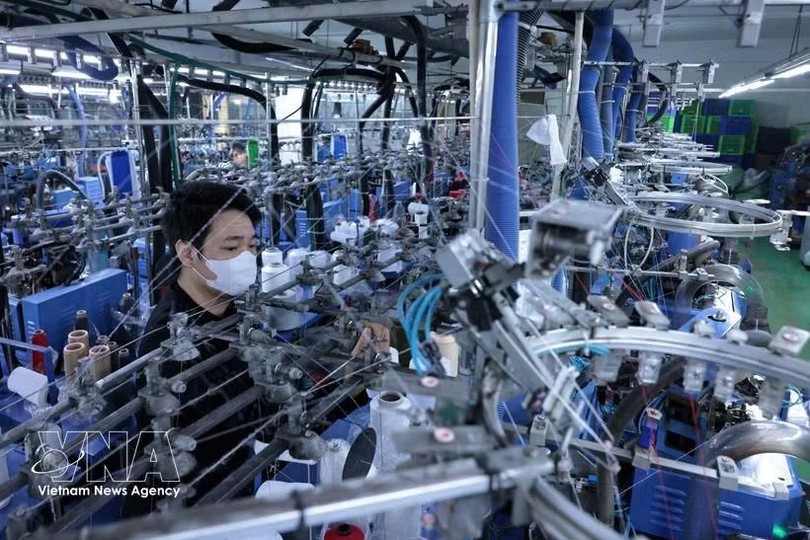 袜子生产线。图自越通社
