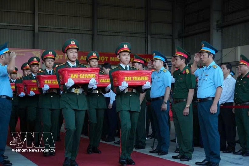 将英雄烈士遗骸样本送上军用飞机运往河内进行DNA鉴定。图自越通社