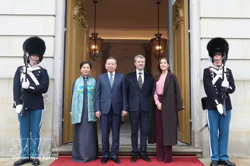 丹麦国王弗雷德里克十世及王后玛丽在阿马林堡宫为越南党中央总书记、国家主席苏林一行主持了欢送仪式。图自越通社