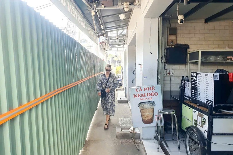 八月革命街上受骚坛站施工围蔽影响而陷入经营困境的咖啡店。图:坚强