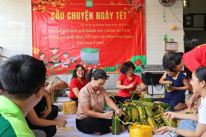 西贡食品股份公司领导与工人在丙午年春节期间一同包粽子。图:红桃