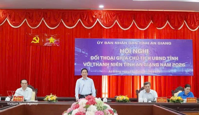 安江省人委会主席胡文庆与省内青年代表参加对话。图自越通社
