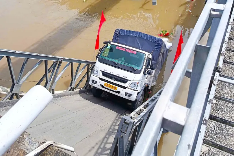 Cần Thơ: Xe tải chở gạo làm sập cầu trên tỉnh lộ 