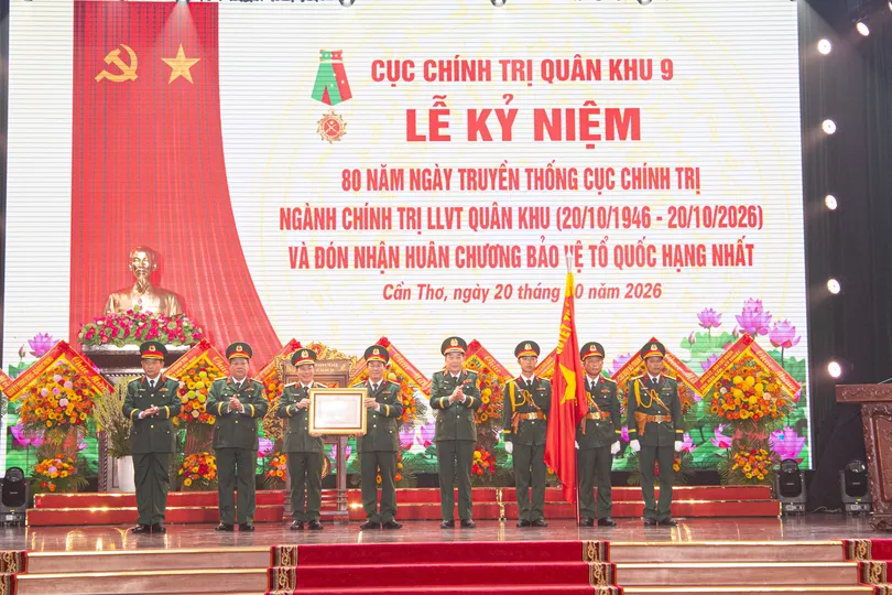 Cục Chính trị Quân khu 9 đón nhận Huân chương Bảo vệ Tổ quốc hạng Nhất