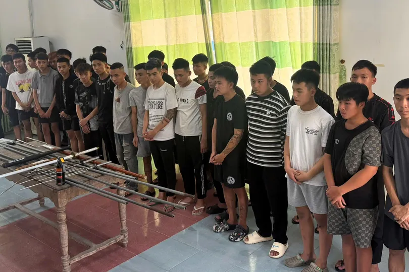 Nhóm thanh thiếu niên và nhiều loại hung khí bị Công an TP Đà Nẵng bắt giữ. Ảnh: CATP cung cấp.