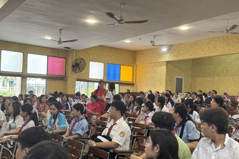 胡志明市家长自2月3日起核查一年级和六年级招生资讯