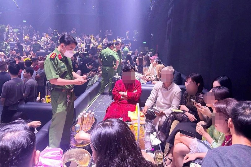 胡志明市数百名警察突击检查Aplus酒吧