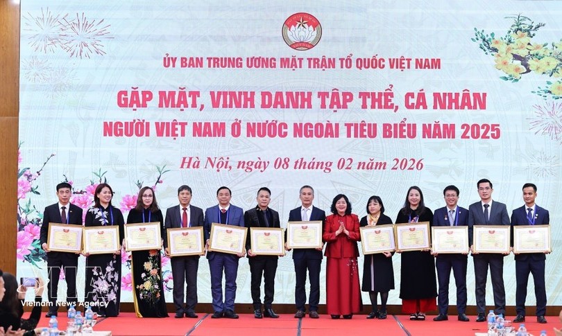 党中央政治局委员、党中央书记处书记、越南祖国阵线和中央各群众团体党委书记、越南祖国阵线中央委员会主席裴氏明怀与各位代表合影。图：越通社