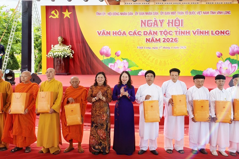 越南国家副主席武氏映春向当地宗教组织及少数民族威望人士赠送慰问品。