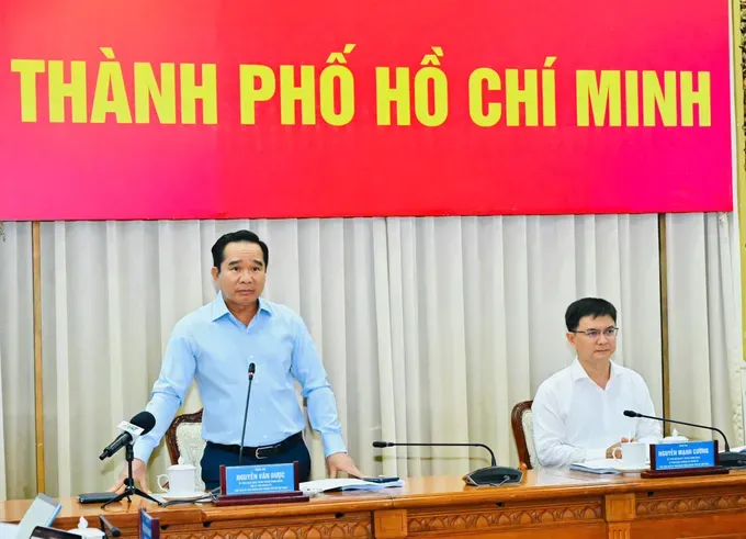 党中央委员、胡志明市市委副书记、市人委会主席阮文得，党中央候补委员、市委常务处委员、市人委会副主席阮孟强主持会议。
