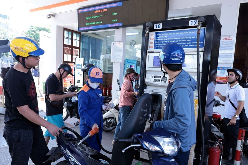消费者在Petrolimex加油站购买生物汽油。图：陈越