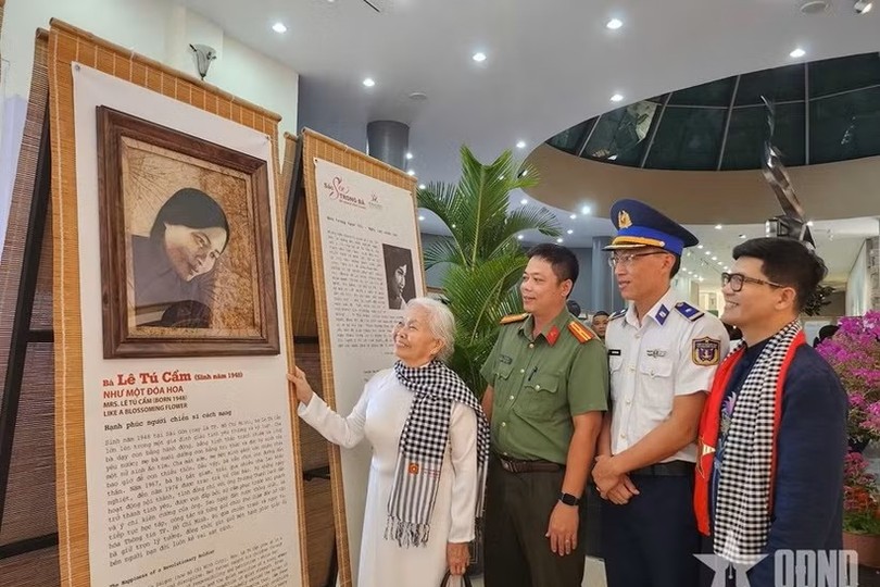 昆仑岛特区前政治犯黎秀锦观看年轻时期的肖像画。图:qdnd.vn