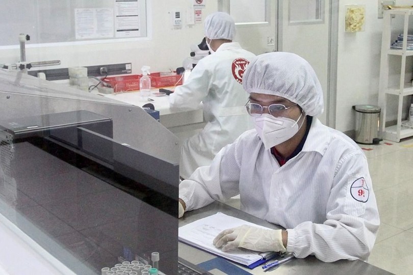 在胡志明市高科技园区，一名技术人员正在日本日写集团（Nissha）旗下的FDI企业——USM Healthcare医疗设备工厂股份公司工作。图：黄雄