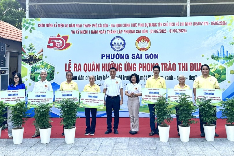 西贡坊举行“全民携手保护环境，共建绿色-清洁-美丽越南”竞赛运动启动仪式。图：清贤
