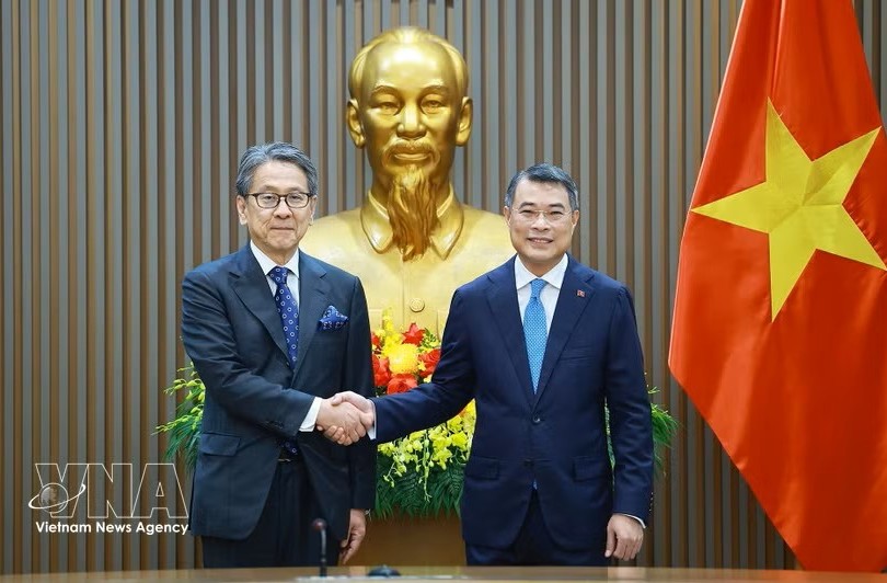越南政府总理黎明兴（右）与日本国际协力银行（JBIC）董事长前田匡史。图：越通社