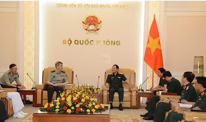 越南人民军总参谋长、国防部副部长阮新疆大将在河内会见中国国防大学政治工作部主任刘凯少将。图：《人民军队报》