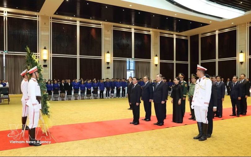 越南共产党中央书记处常务书记陈锦秀及越南共产党高级代表团吊唁老挝国会主席赛宋蓬·丰威汉同志逝世。图：越通社