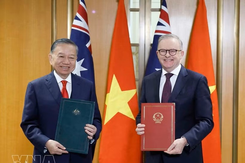 越南共产党中央总书记、国家主席苏林与澳大利亚总理安东尼·阿尔巴尼斯交换联合声明。图：越通社
