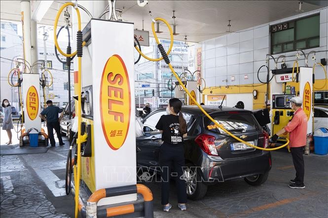 在韩国首尔的一家加油站，工作人员正在为车辆加油。图：新华社/越通社
