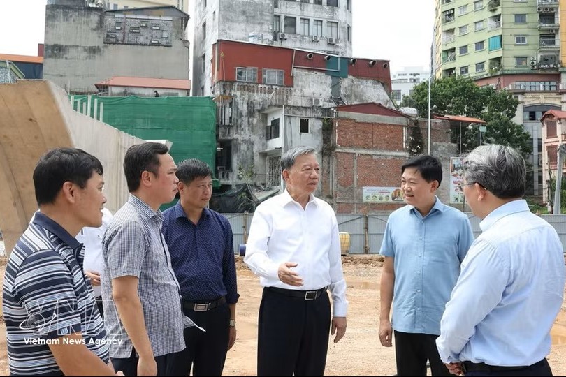党中央总书记、国家主席苏林实地考察环城1号公路（黄球—跪象段）投资建设项目。图：越通社。