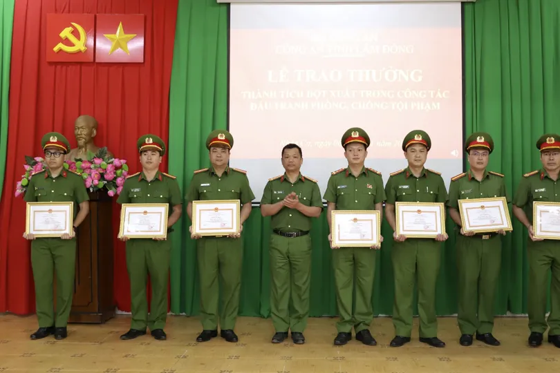 Lâm Đồng: Khen thưởng các tập thể, cá nhân bắt đối tượng cướp tiệm vàng giữa ban ngày