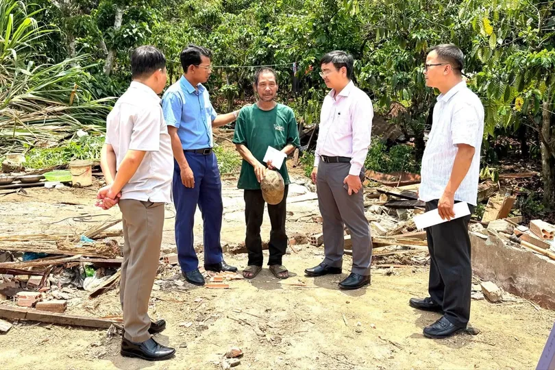 Lãnh đạo xã Đam Rông 2, tỉnh Lâm Đồng động viên, trao hỗ trợ cho các gia đình bị thiệt hại sau trận dông lốc